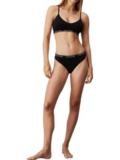 String noir uni avec une ceinture élastiquée et le nom de la marque