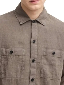 Surchemise en lin marron unie avec une coupe regular fit et un col à revers