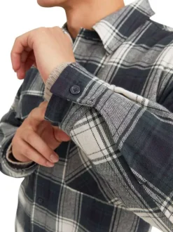Surchemise marine à carreaux avec une coupe droite et un col français