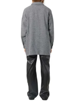 Surchemise noire avec un imprimé pied de poule une coupe oversize et des poches