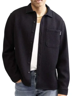 Surchemise noire en maille effet gaufrée pourvue d'un col à revers