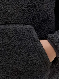 Sweat noir uni en sherpa avec une coupe droite et un col à capuche