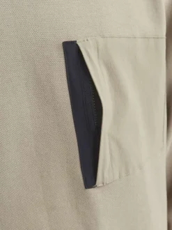 Sweat beige uni à coupe droite et à col rond avec une poche zippée à la poitrine