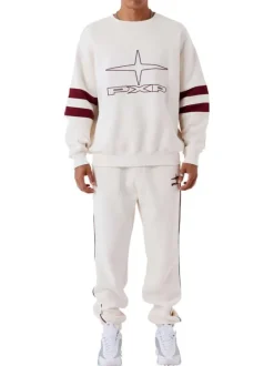Sweat blanc uni avec une coupe droite et un logo bordeaux sur la poitrine