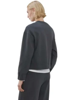 Sweat bleu gris uni en maille piquée avec une coupe droite et un col rond