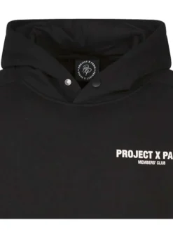 Sweat à capuche noir uni avec un bouton de fermeture et logo iconique