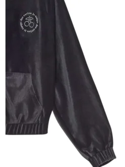 Sweat à capuche noir uni avec une coupe droite et une fermeture zippée