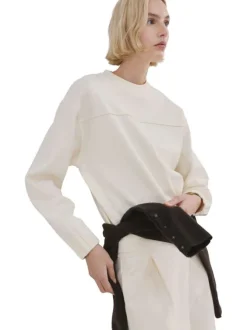 Sweat écru uni en maille piquée avec une coupe droite et un col rond