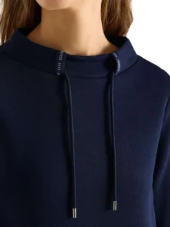 Sweat marine uni pourvu d'une coupe droite et d'un col montant