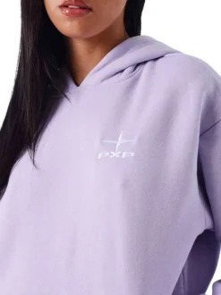 Sweat mauve pourvu d'un col à capuche et du logo de la marque