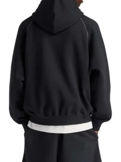 Sweat noir imprimé logo avec une coupe droite et un col à capuche