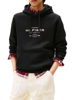 Sweat noir motif fantaisie pourvu d'un col à capuche avec cordons de serrage