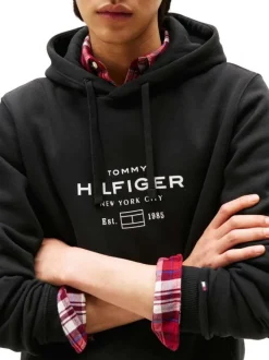Sweat noir motif fantaisie pourvu d'un col à capuche avec cordons de serrage