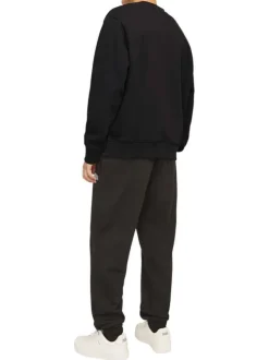 Sweat noir uni avec une coupe droite un col rond et des manches longues