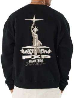 Sweat noir uni avec un imprimé sur la poitrine et un col rond