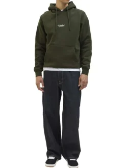 Sweat vert uni avec une coupe droite un col à capuche et des manches longues