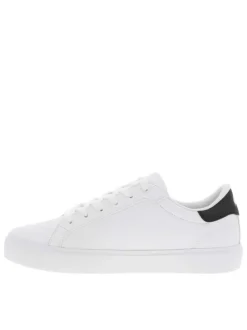Tennis blanches à talon noir avec le logo imprimé et à semelle plate