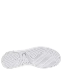 Tennis blanches à talon noir avec le logo brodé et à bandes auto-agrippantes