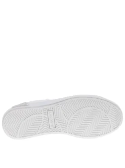 Tennis blanches à talon plat avec des lacets et un logo rose