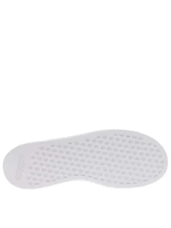Tennis blanches et vertes à talon plat avec lacets plats et logo perforé