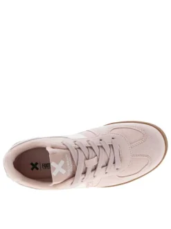 Tennis roses à semelle marron avec lacets plats tressés et talon plat
