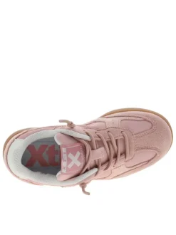 Tennis roses à talon plat avec des lacets ronds et un patch sur la languette