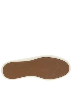 Tennis beiges et marron en cuir avec un talon plat et des lacets
