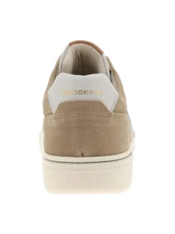 Tennis beiges et marron en cuir avec un talon plat et des lacets