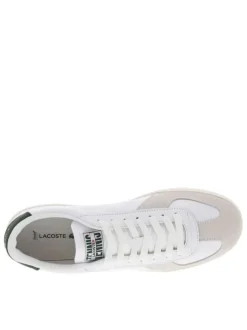 Tennis blanches avec des détails verts à semelle plate et à lacets plats