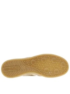 Tennis blanches et marron en cuir avec un talon plat et des lacets