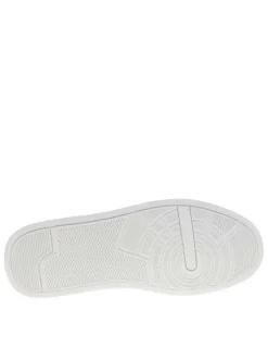 Tennis blanches à talon plat avec des lacets plats et un logo sur la languette