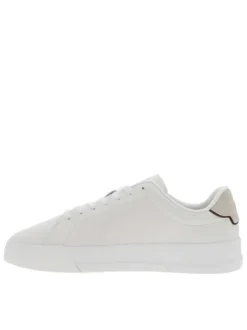 Tennis blanches à talon plat avec des lacets plats et un logo sur la languette