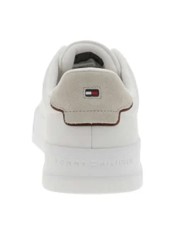Tennis blanches à talon plat avec des lacets plats et un logo sur la languette