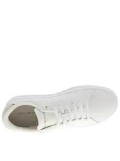 Tennis blanches à talon plat avec des lacets plats et un logo sur la languette