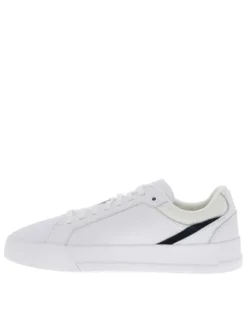 Tennis blanches à talon plat avec des lacets plats et un logo sur le côté