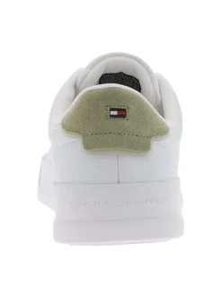 Tennis blanches à talon plat avec un logo embossé sur la languette