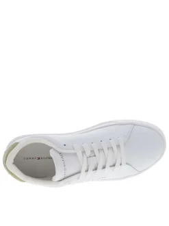 Tennis blanches à talon plat avec un logo embossé sur la languette