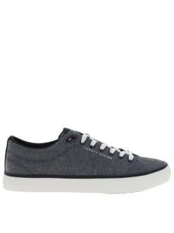 Tennis bleu marine avec un talon plat et pourvu de lacets blancs