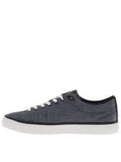 Tennis bleu marine avec un talon plat et pourvu de lacets blancs