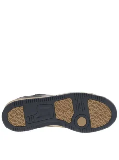 Tennis bleu marine à talon plat avec des lacets et nom de la marque en relief