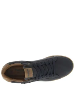Tennis bleu marine à talon plat avec des lacets et nom de la marque en relief