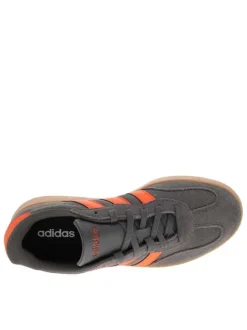 Tennis en croûte de cuir grises avec semelle à talon plat et lacets