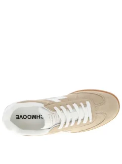 Tennis en cuir beiges en suède à détails blancs et à semelle plate miel