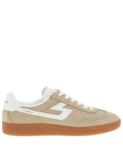 Tennis en cuir beiges en suède à détails blancs et à semelle plate miel