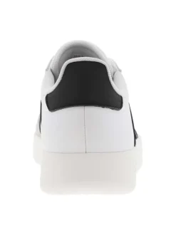 Tennis en cuir blanches avec semelle à talon plat et fermeture à lacets