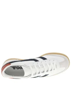 Tennis en cuir blanches à détails en daim et à semelle plate miel translucide