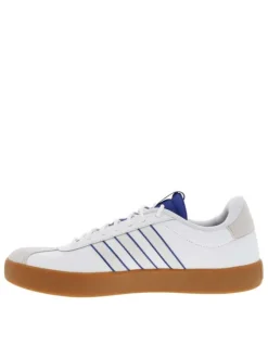 Tennis en cuir blanches et bleues à semelle marron avec lacets ronds tressés