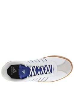 Tennis en cuir blanches et bleues à semelle marron avec lacets ronds tressés