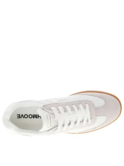 Tennis en cuir blanches et grises claires à minis trous avec une semelle plate