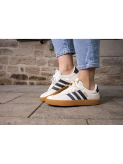 Tennis en cuir blanches et vertes à semelle écrue avec lacets plats verts